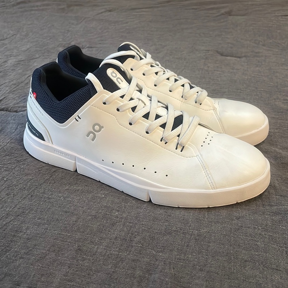 ON The Roger Advantage Sneaker. In Pristine condition. Box included.